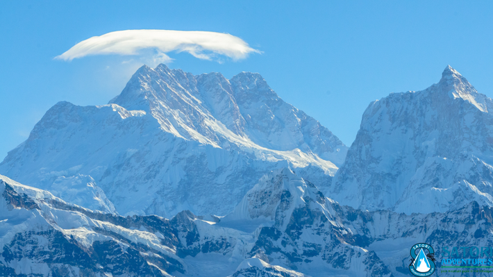 Theo truyền thuyết địa phương, đỉnh Kanchenjunga được một nữ thần cai trị - người cố gắng khiến mọi phụ nữ thiệt mạng khi cố gắng chinh phục ngọn núi này. Tuy nhiên, đến năm 1998, nhà leo núi nữ người Anh Janet Harision đã chinh phục thành công đỉnh Kanchenjunga hùng vĩ. Ảnh: satoriadventuresnepal.