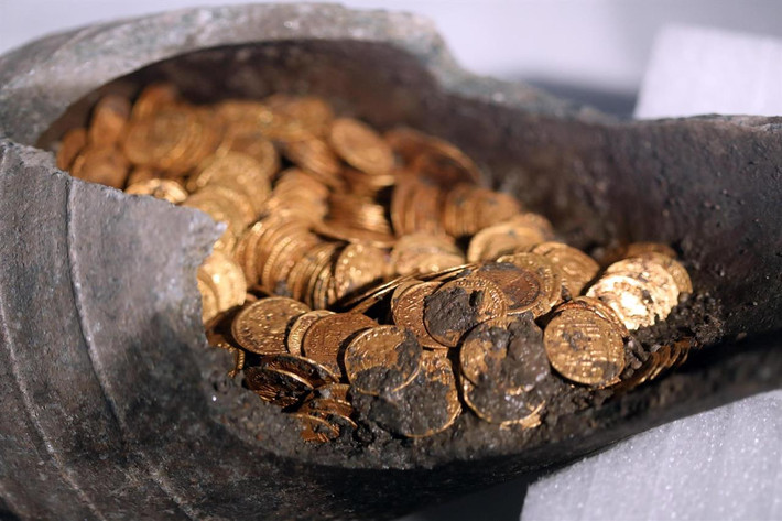 Việc tìm thấy hàng trăm đồng tiền vàng La Mã quý hiếm ước tính trị giá hàng triệu USD trong một chiếc bình được các chuyên gia nhận định là một trong những khám phá thú vị trong những năm gần đây. Ảnh: thehistoryblog.