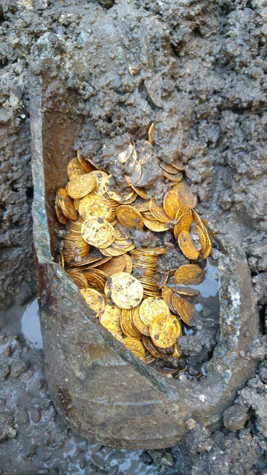 Trong cuộc khai quật tại nhà hát Cressoni ở Como, Italy vào năm 2018, các nhà khảo cổ đã phát hiện hàng trăm đồng tiền vàng bên trong một chiếc bình. Kho báu tiền vàng La Mã này được xác định có niên đại vào thế kỷ 5. Ảnh: MiBAC/Facebook.