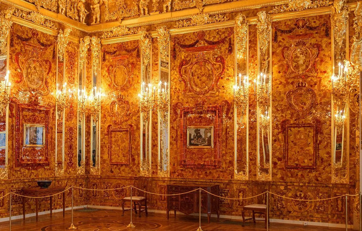 Căn phòng hổ phách được thiết kế bởi nhà điêu khắc phong cách baroque người Đức Andreas Schlüter và thợ chế tác hổ phách người Đan Mạch Gottfried Wolfram. Quá trình xây dựng căn phòng này là từ năm 1701 - 1711 với nguyên liệu chính là hổ phách và vàng lá nguyên chất. Ảnh: Sergey_Bogomyako – Shutterstock.