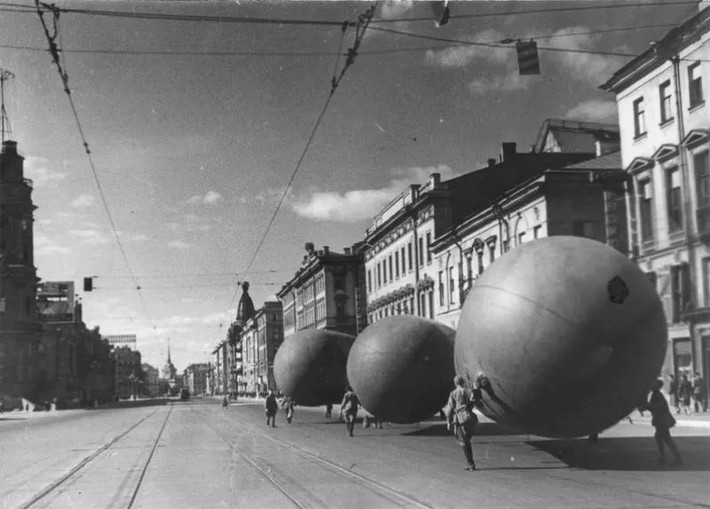 Theo một số sử gia, mỗi người dân Leningrad có khẩu phần ăn khoảng 250gr bánh mì mỗi ngày. Không ít người dân bị thương, mắc bệnh nhưng không có đủ thuốc để điều trị.