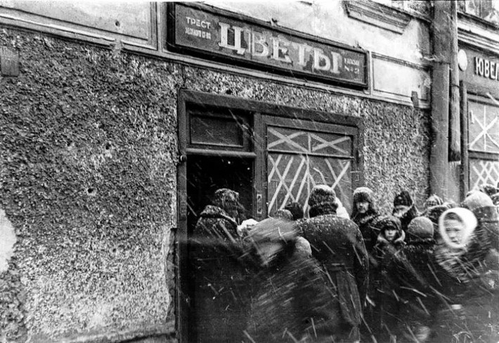 Theo đó, nhiều tòa nhà, đường sá cùng các công trình khác ở Leningrad bị hư hại nghiêm trọng, thậm chí bị san phẳng hoặc biến thành đống đổ nát.