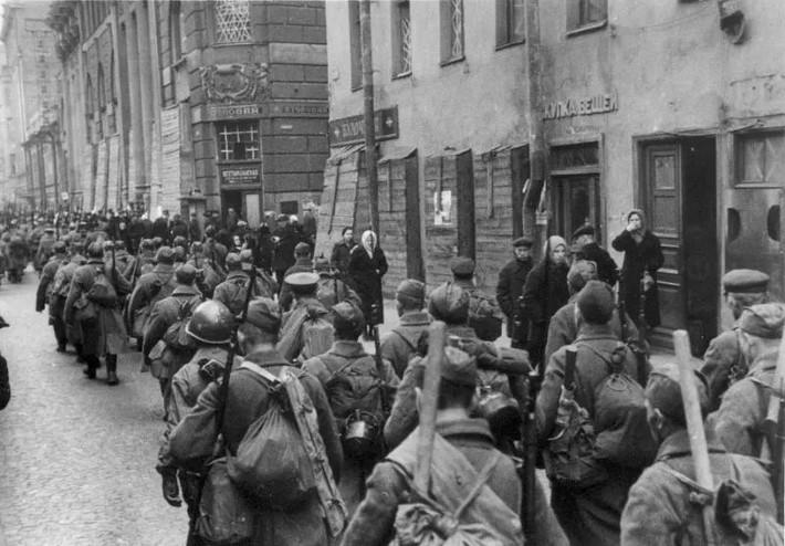 Dù vậy, quân và dân Leningrad vẫn kiên cường chiến đấu, tận dụng mọi nguồn lực tại chỗ và cố gắng phá vỡ vòng vây của kẻ địch nhằm lật ngược tình thế.