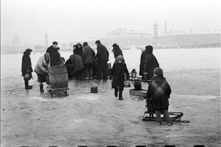 Cuộc bao vây, phong tỏa của Đức quốc xã còn khiến người dân Liên Xô ở Leningrad còn dẫn tới tình trạng khan hiếm lương thực, thực phẩm, thuốc men, đạn dược...