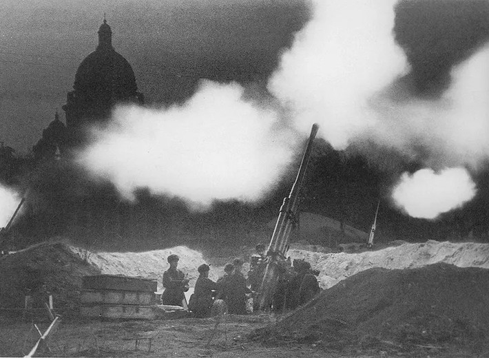 Vào tháng 6/1941, quân đội Đức quốc xã bất ngờ tấn công xâm lược Liên Xô. Sau khi tràn qua phần lớn biên giới của Liên Xô, nhà độc tài Hitler cùng các quan chức cấp cao trong chính quyền quyết định tấn công những thành phố chiến lược, trong đó có Leningrad (nay là St.Petersburg).