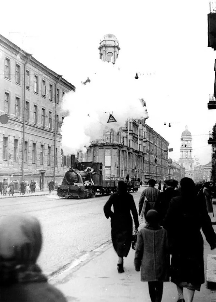 Nhờ vậy, lương thực, thực phẩm, thuốc men, vũ khí... được chuyển tới Leningrad. Quân và dân Liên Xô ở Leningrad làm việc, chiến đấu chống lại kẻ địch suốt nhiều tháng trước khi đánh bại quân phát xít Đức vào tháng 1/1944.
