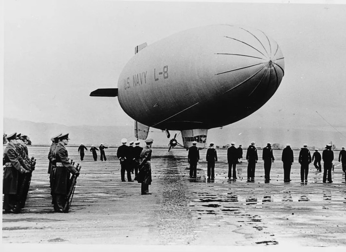 Phi hành đoàn trên khinh khí cầu L-8 gồm trung úy phi công Ernest DeWitt Cody và thiếu úy Charles E. Adams. Ảnh: Moffett Field Historical Society.