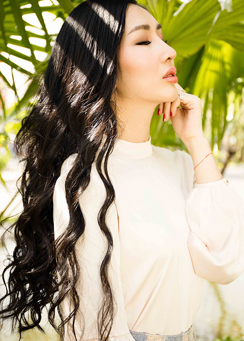 Phong cách thời trang của người đẹp gốc Hà thành cũng được đánh giá ổn định, tinh tế hơn.