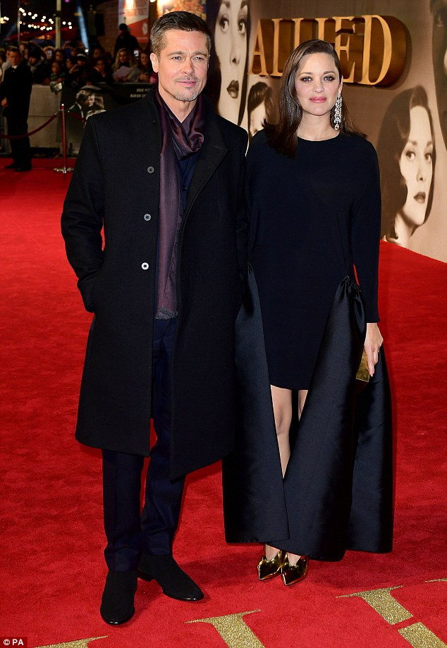 Mặc cho những tin đồn thổi về quan hệ của hai người khi đóng chung phim Allied tới mức Angelina Jolie phải đệ đơn ly hôn, Brad Pitt và Marion Cottilard vẫn tự tin cùng nhau xuất hiện trong các buổi giới thiệu phim. (Ảnh: PA)