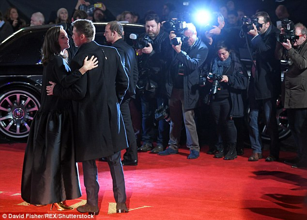 Brad Pitt và Marion Cottilard mắt nhìn mắt, tay ôm nhau khi vừa gặp nhau trên thảm đỏ buổi công chiếu Allied tại London. (Ảnh: David Fisher)