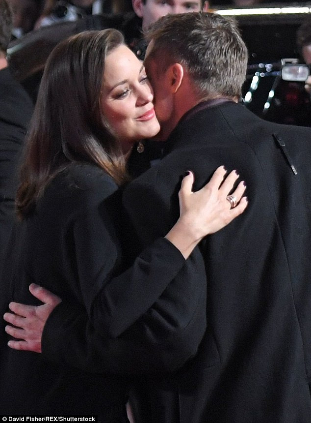 Nhìn Brad Pitt cũng phấn chấn, tươi vui hơn lần đi quảng bá Allied trước đó. Anh thoải mái bày tỏ tình cảm với nữ đồng nghiệp, không còn ngần ngại bởi tin đồn phim giả tình thật. (Ảnh: David Fisher)