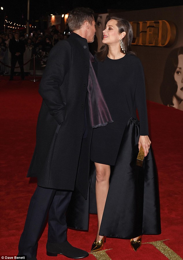 Không giống như hôm đi quảng bá Allied cách đây vài hôm ở Mỹ, Brad Pitt và Marion Cottilard cố gắng giữ khoảng cách với nhau thì hôm qua, khi cùng đoàn phim tới London PR phim mới, hai ngôi sao Hollywood đã có những hành động thân mật với nhau hơn.