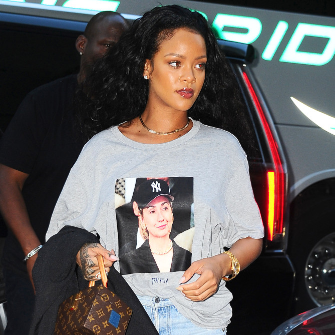Rihanna ủng hộ bà Clinton bằng cách mặc chiếc áo có in hình Hillary đội chiếc mũ Yankees.