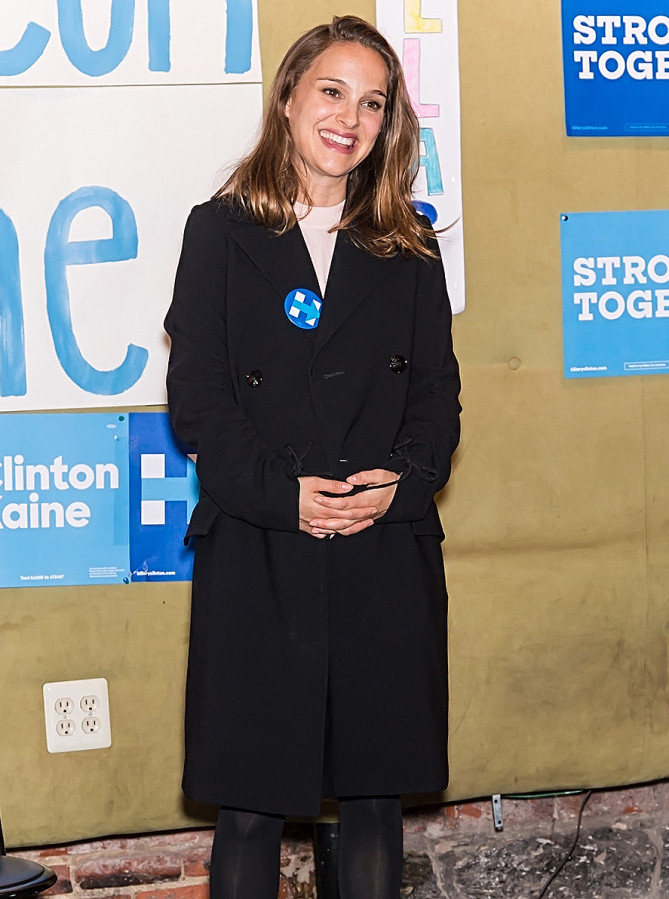 Cài áo của Natalie Portman có in chữ H, tên viết tắt của bà Hillary để ngụ ý cô đứng về phía nữ ứng cử viên tổng thống.