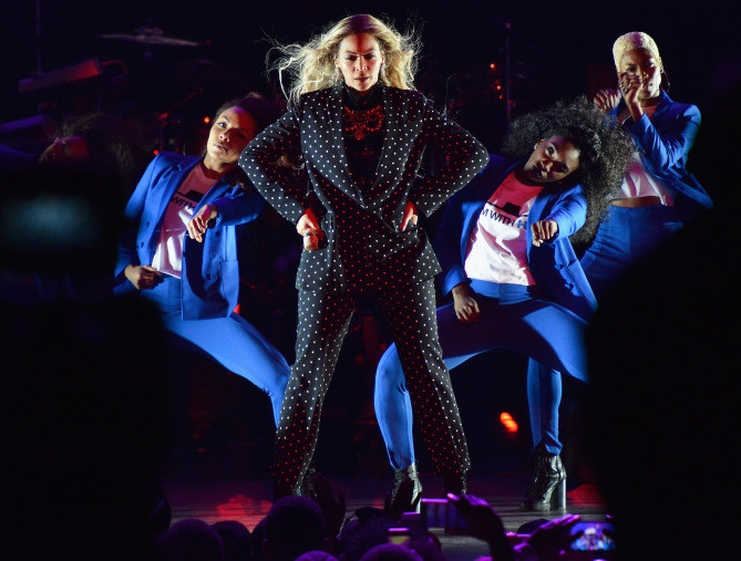 Beyonce mặc áo phông in dòng chữ "I'm With Her" ngụ ý ủng hộ bà Hillary Clinton khi cô biểu diễn trong một sự kiện ở Ohio.