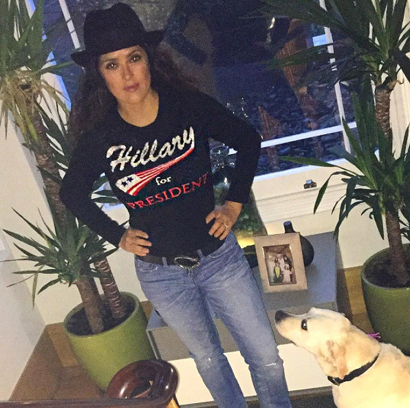 Nữ diễn viên Salma Hayek mặc chiếc áo phông in chữ Hillary for President.