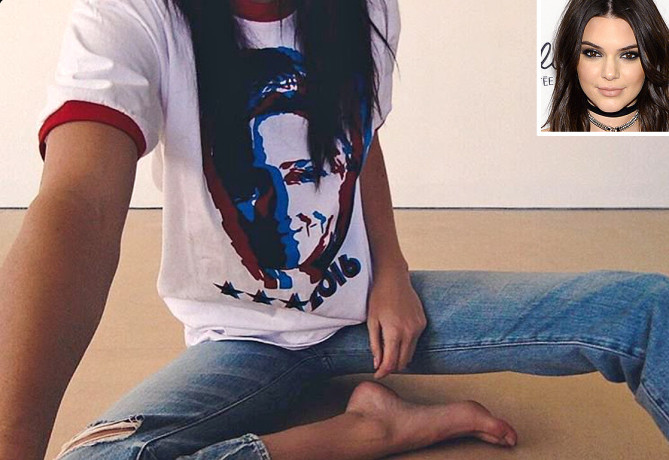 Người mẫu trẻ Kendall Jenner chọn mặc chiếc áo phông in chân dung của bà Hillary Clinton để bày tỏ quan điểm của mình trong lần bầu cử tổng thống Mỹ lần này.