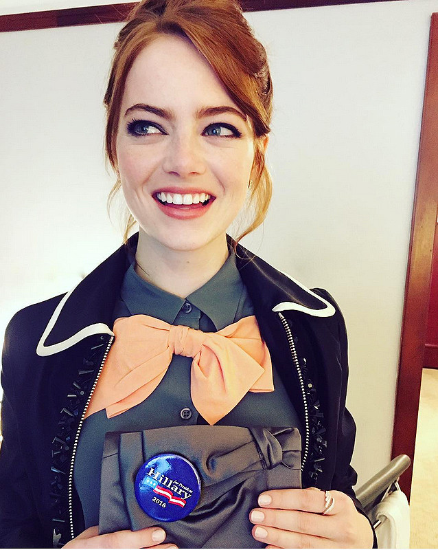Emma Stone cài chiếc huy hiệu in chữ Hillary for President 2016.