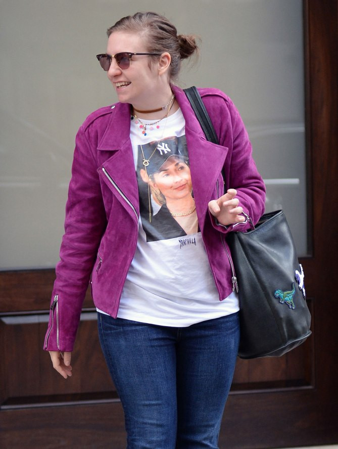 Lena Dunham sở hữu bộ sưu tập áo phông có in hình bà Clinton, đủ thấy mức độ ủng hộ của ngôi sao này với bà Hillary như thế nào.
