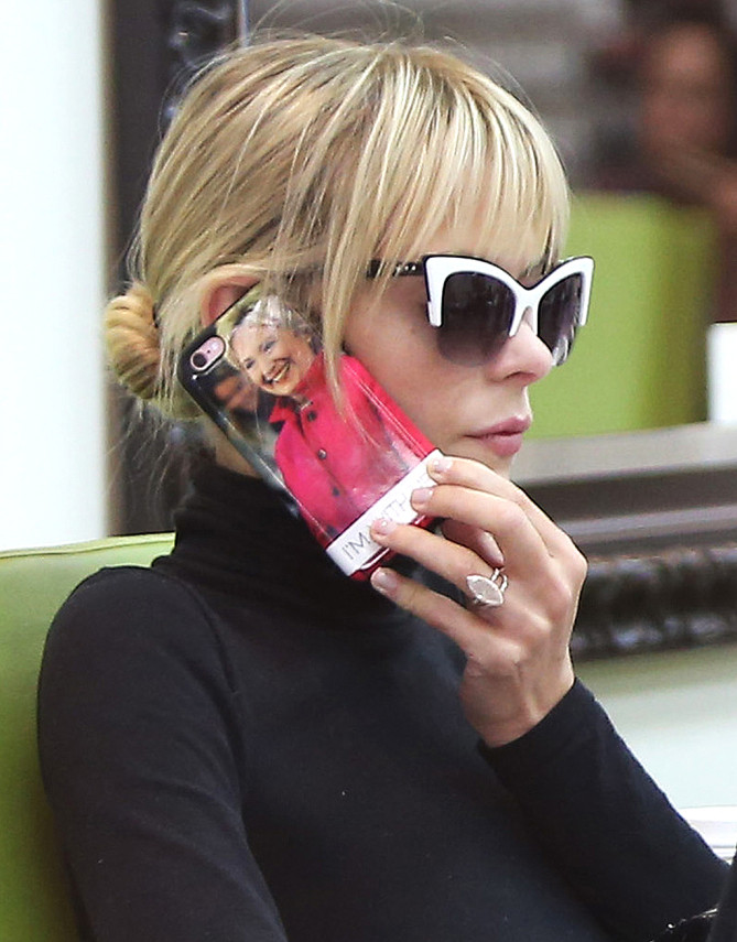 Cách ủng hộ của Jaime King là in chân dung bà Clinton lên điện thoại.