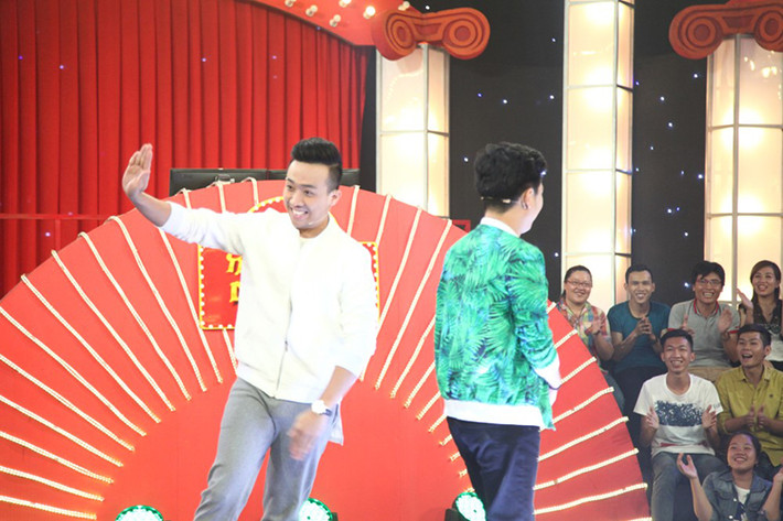 Trước đó, mở màn chương trình, Trấn Thành và Trường Giang đã khiến cho MC Ngô Kiến Huy “bấn loạn” vì hai thái cực khác nhau.