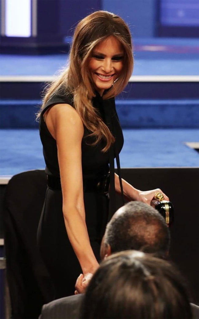 Trong cuộc tranh luận thứ 3 giữa Donald Trump và Hillary Clinton, Melanie chọn mặc bộ jumpsuit màu đen hiệu Ralph Laurent.
