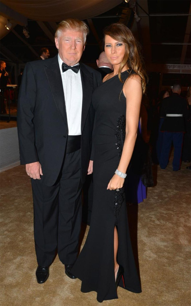 Melanie Trump mặc chiếc váy đen ton-sur-ton với bộ vest của chồng đi dự sự kiện International Red Cross Ball lần thứ 58 vào tháng 2/2015.