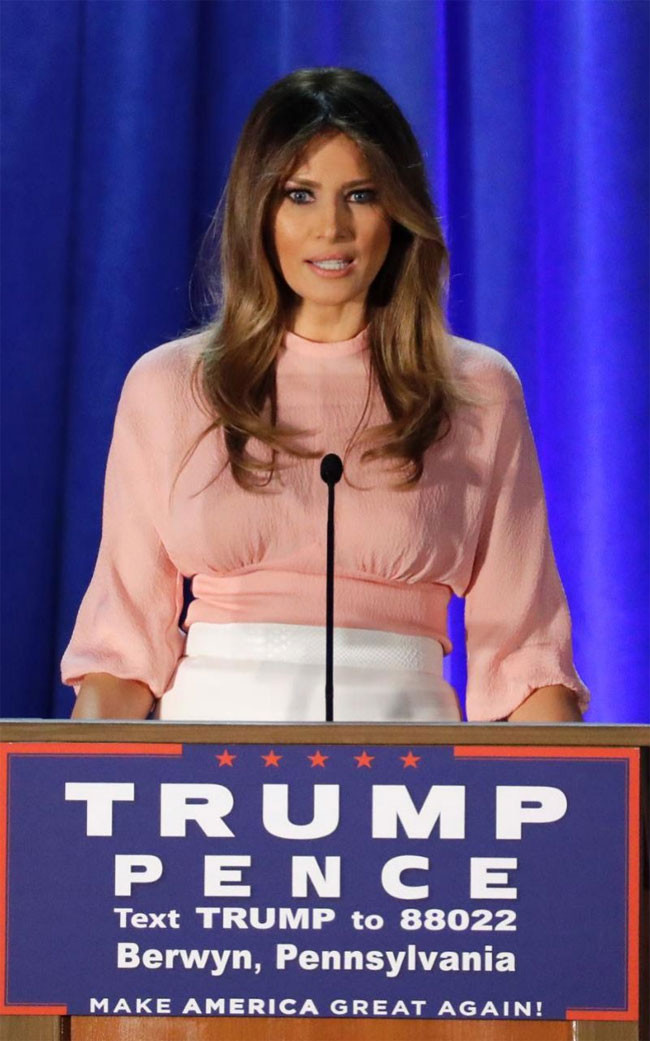 Melania Trump chọn mặc chiếc váy trắng hồng giá 609 bảng Anh hiệu Emilia Wickstead, phát biểu trong chiến dịch tranh cử tổng thống của chồng tại Pennsylvania. (Ảnh: AP)