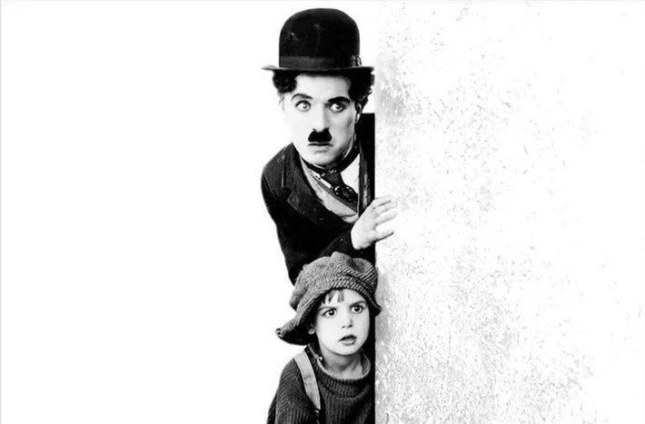 Vua hề Charlie Chaplin qua đời sau một cơn đột quỵ ở tuổi 88. Khi linh mục đọc những dòng nghi thức cuối cùng cho ông có đoạn: “Chúa sẽ khoan dung với linh hồn của con”, Charlie đáp lại: “Tại sao không? Rốt cuộc, Chúa nắm giữ mọi linh hồn”.