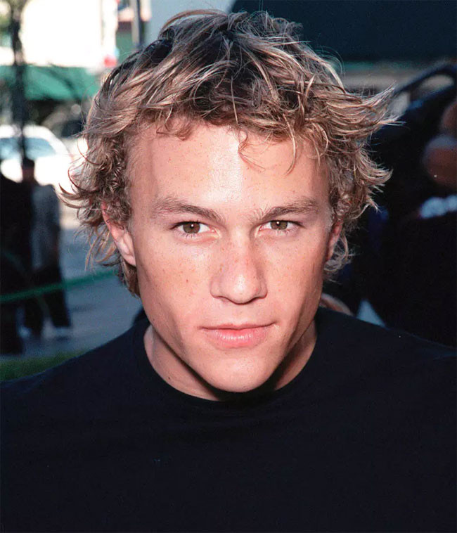 Nam diễn viên Heath Ledger qua đời vào tháng 1/2008 vì dùng thuốc quá liều. Cuộc nói chuyện cuối cùng của nam diễn viên với chị gái là về việc dùng hỗn hợp các loại thuốc với nhau. Khi thấy chị gái lo lắng vì mình dùng hỗ hợp các loại thuốc kê đơn để điều trị chứng mất ngủ, lo lắng, giảm đau với nhau, anh đã nói: “Katie, Katie, em sẽ ổn!”. Tuy nhiên lời cuối cùng trước khi chết của sao Hollywood này lại không hề như những gì anh nghĩ.