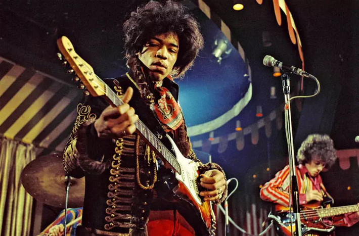 Jimi Handrix qua đời năm 27 tuổi khi sự nghiệp của anh vô cùng rực rỡ bởi dùng thuốc quá liều. Cảnh sát đã tìm thấy bức thư anh viết trước khi chết dưới gối trong phòng khách sạn với nội dung: “Câu chuyện cuộc đời nhanh hơn một cái chớp mắt. Câu chuyện của tình yêu là xin chào và tạm biệt, cho tới khi chúng ta gặp lại nhau”.
