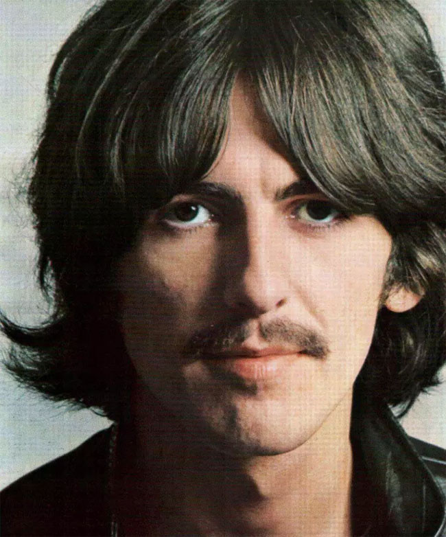 George Harrison là tay guitar và là thành viên trẻ nhất của nhóm nhạc huyền thoại The Beatles. Năm 1997 ông bị ung thư cổ họng, nguyên nhân là do hút thuốc lá. Năm 2001, George lại phải điều trị ung thư phổi và bị di căn lên não, rồi qua đời cùng năm. Lời cuối cùng trước khi qua đời của George Harrison là: “Yêu một người khác”.