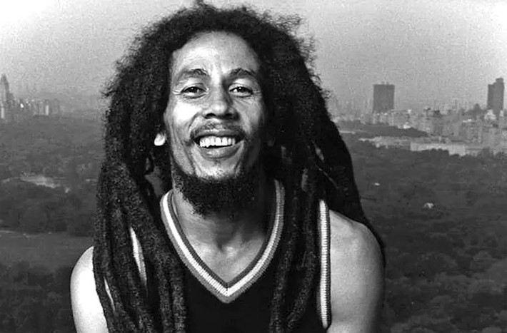 Bob Marley là một trong những ngôi sao âm nhạc vĩ đại nhất mọi thời đại. Nam ca sĩ người Jamaica qua đời khi vẫn còn trẻ (36 tuổi) sau 4 năm chiến đấu với bệnh ung thư. Lời cuối cùng trước khi qua đời Bob nói với con trai mình là: “Tiền không thể mua được cuộc sống”.