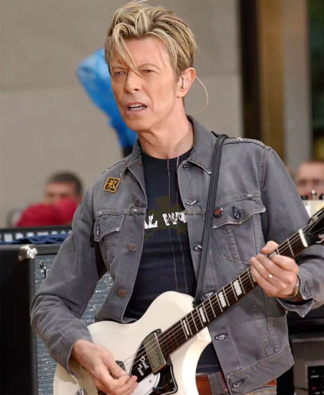 Nam ca sĩ David Bowie qua đời vào tháng 1/2016 sau 18 tháng chiến đấu với bệnh ung thư gan. Ông đã phải rất khó khăn mới nói được lời trăn trối với nội dung: “Âm nhạc đã mang lại cho tôi hơn 40 năm trải nghiệm tuyệt vời. Tôi không thể nói cuộc đời này đau đớn hay bi thảm bởi âm nhạc đã giảm thiểu bớt những điều đó và cho tôi thật nhiều khoản khắc vui vầy cùng bạn bè khi tôi cô đơn. Âm nhạc chính là ngôi nhà để tôi được sống trong đó”.
