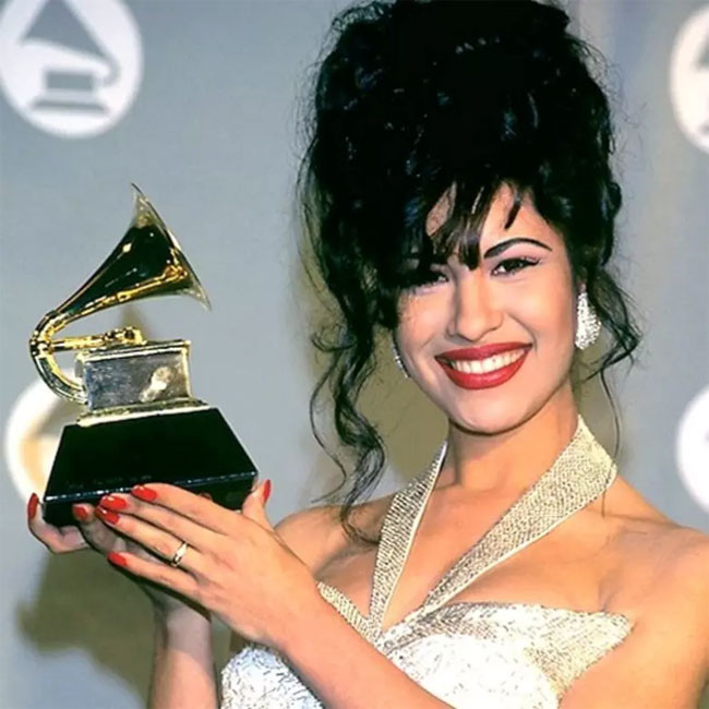Selena là nữ ca sĩ nổi tiếng từng đoạt giải Grammy và thống lĩnh các bảng xếp hạng Billboard. Cuộc sống của nữ ca sĩ tài năng bị ngưng lại giữa chừng trước sinh nhật lần thứ 24 của cô vài tuần khi cô bị bắn trong một nhà nghỉ. Lời nói cuối cùng của Selena là: “Yolanda, trong phòng 158”, ngụ ý tên và số phòng của kẻ giết mình. Yolanda là người đã tạo ra fan club của Selena và dần dần thân thiết và trở thành người quản lý của cô. Yolanda nợ Selena 10.000 USD và khi bị đòi, cô này đã bắn chết nữ ca sĩ.