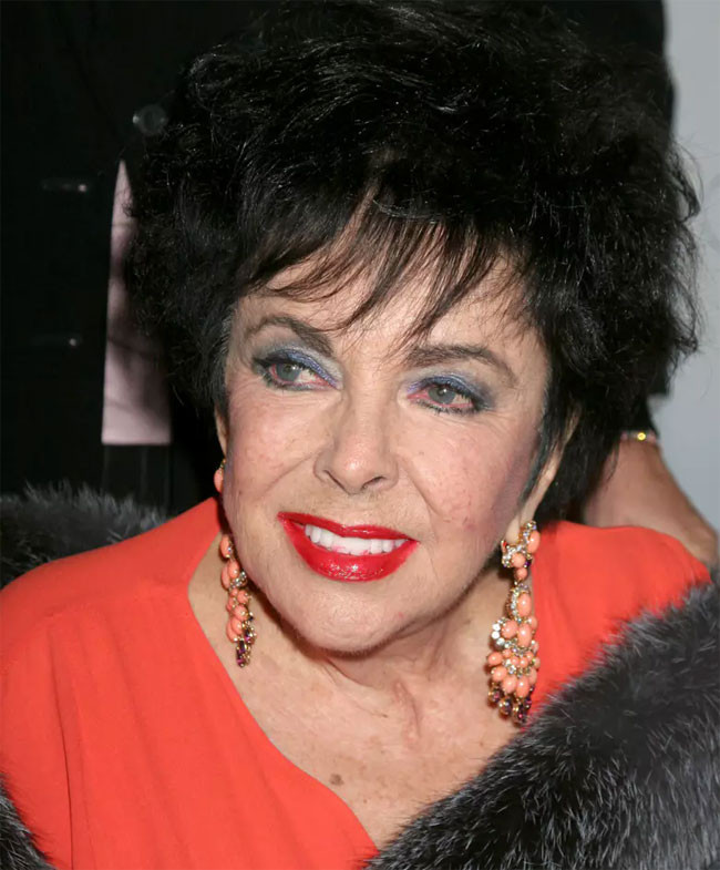 Ngày 22/7/2010, trước khi qua đời vài tháng, Elizabeth Taylor đã lên Twitter viết khoảng 10 lần trong đó có một câu: “Bạn là chính bạn. Tất cả những gì bạn làm cho thế giới này là giúp đỡ những người khác trở thành người tốt hơn”.