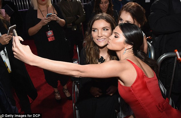 Ngôi sao ca nhạc vui vẻ chụp ảnh với fan sau một thời gian ngắn điều trị tâm lý. (Ảnh: Getty Images)