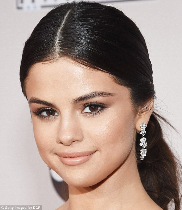 Selena Gomez cho biết, lần này cô phải đi điều trị tâm lý bởi tác dụng phụ của bệnh lupus, căn bệnh cô mắc từ năm ngoái. (Ảnh: Getty Images)