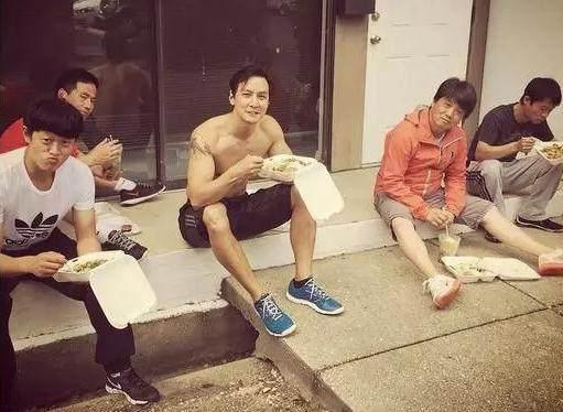 Ngô Ngạn Tổ cởi trần ăn cơm hộp cùng anh em đoàn làm phim.