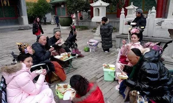 Đoàn làm phim Bộ bộ kinh tâm vẫn nguyên trang phục diễn ngồi ăn cơm cùng nhau.