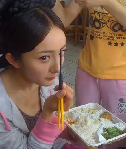 Dương Mịch đang ăn dở trên phim trường vẫn không quên tạo dáng chụp ảnh.