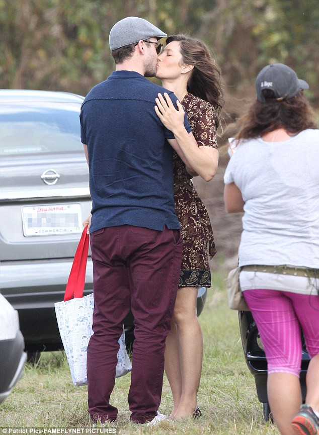Vợ chồng Justin Timberlake đã có cảnh tình tứ hiếm có khi gặp nhau trên phim trường New Orleans.