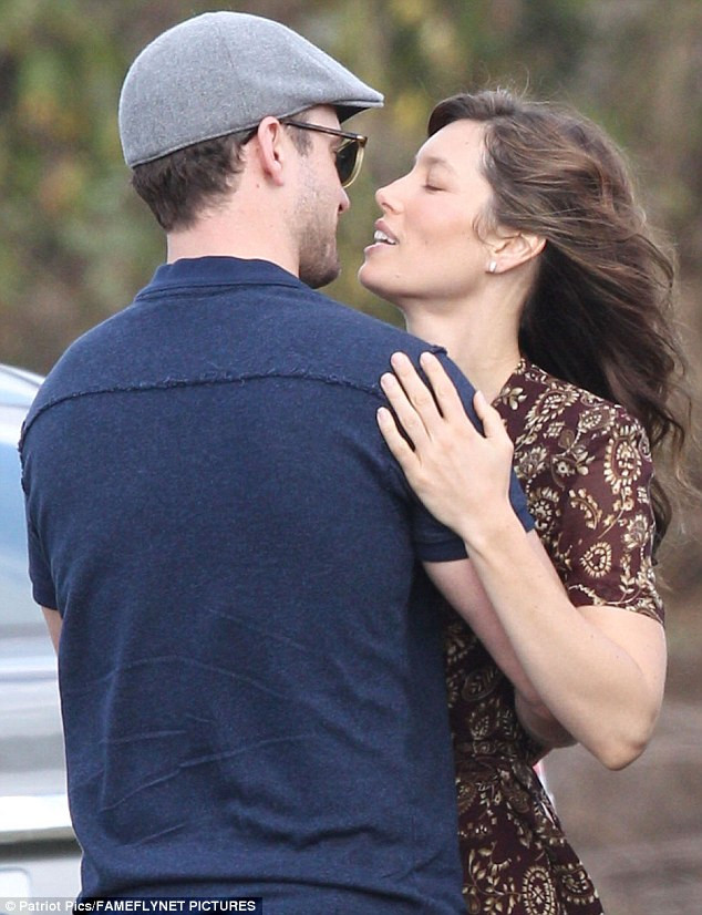Nam ca sĩ kiêm diễn viên đã tới thăm vợ trên phim trường nơi Jessica Biel đang đóng phim Shock And Awe và trao cho vợ những cái hôn cùng vòng tay ấm. (Ảnh: Fameflynet)
