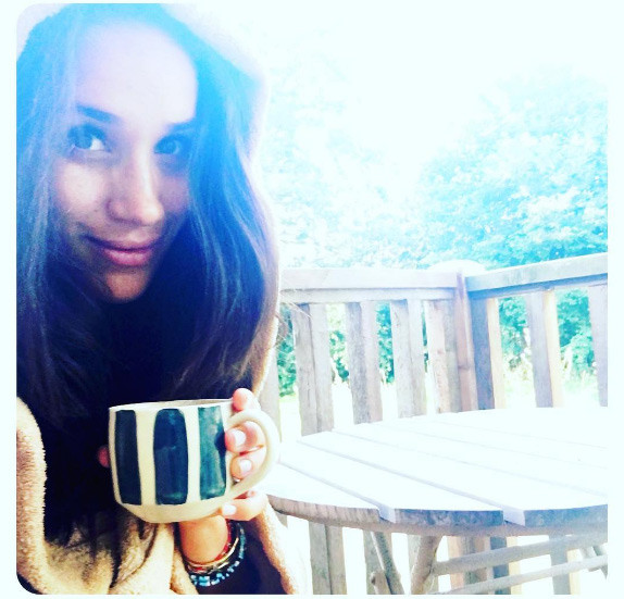 Mới đây, Meghan đã ngụ ý về mối quan hệ của mình với Harry bằng bức ảnh chụp cô đeo chiếc vòng trắng xanh y hệt với chiếc vòng tay của hoàng tử Harry đăng trên Instagram. (Ảnh: Instagram)