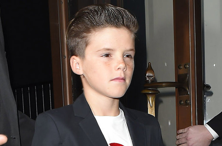 Cậu con trai thứ ba, Cruz, cũng lại có gene trội từ mẹ Victoria Beckham, bởi đam mê của cậu bé 11 tuổi chính là ca hát. (Ảnh: Elle)