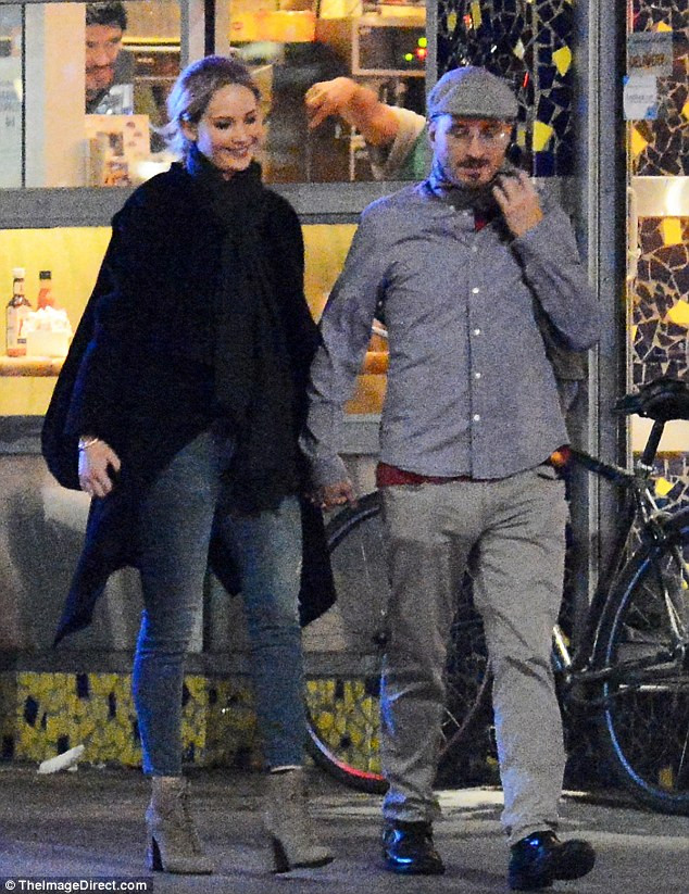 Jennifer Lawrence và Darren Aronofsky bắt đầu thân thiết khi cùng nhau hợp tác trong một bộ phim mà Jennifer là diễn viên còn Darren làm đạo diễn.