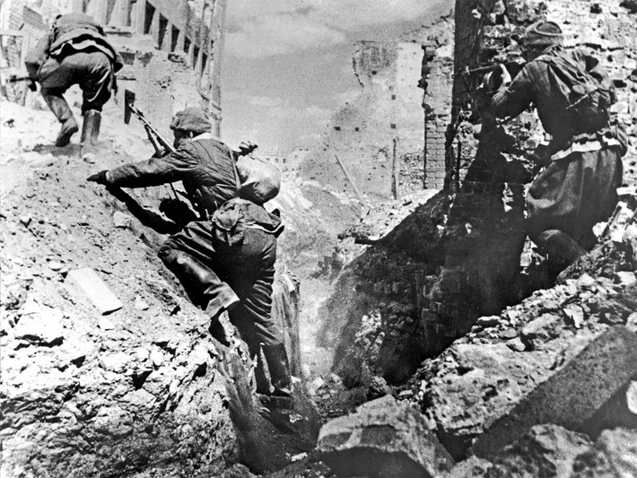 Tuy nhiên, hàng ngàn lính Đức cầm cự chiến đấu đến tháng 7/1945. Khi ấy, quân phát xít Đức bị Liên Xô đánh bại hoàn toàn.