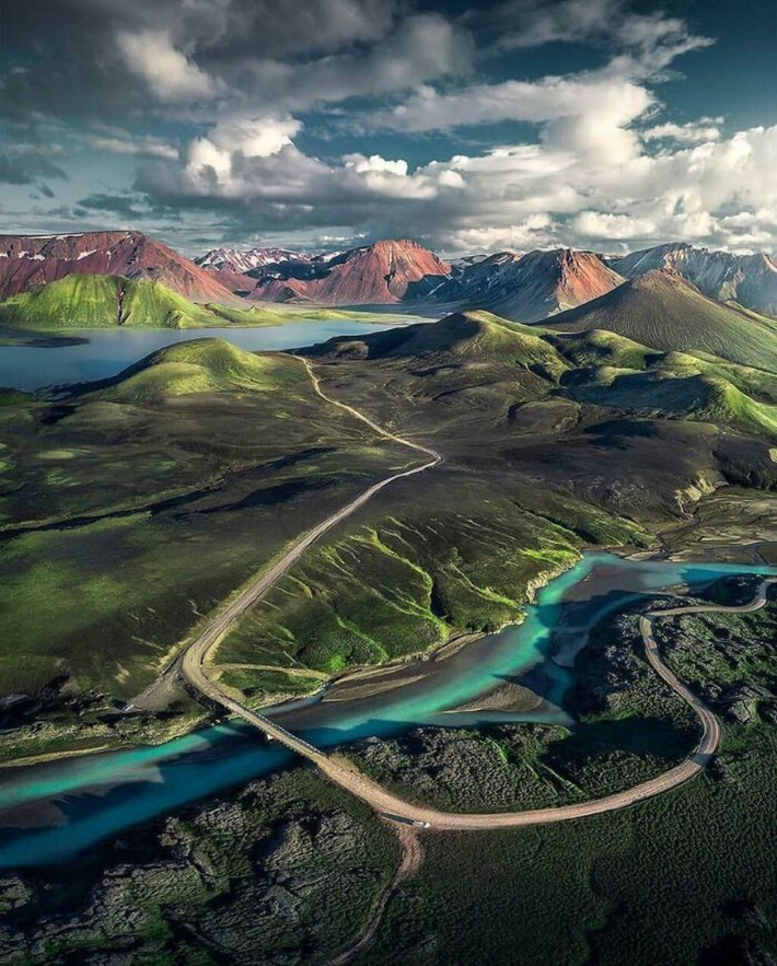 Bức ảnh tuyệt đẹp được chụp ở Iceland cho thấy nơi giao nhau của đại dương xanh, bãi biển đen, dòng sông vàng và những cánh đồng xanh mướt bình yên.