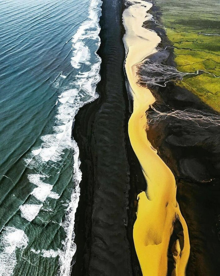 Ở Iceland luôn đầy ắp những gam màu rực rỡ của cầu vồng. Những con đường cầu vồng được tạo ra ở đất nước này để thể hiện sự ủng hộ mạnh mẽ của họ dành cho niềm kiêu hãnh, sự đa dạng và sự chấp nhận lẫn nhau.