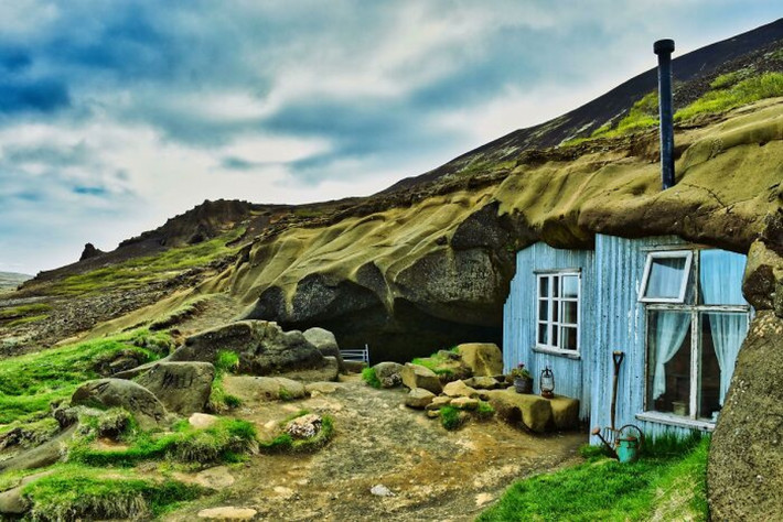 Một ngôi nhà được xây trên một quả đồi ở Iceland.